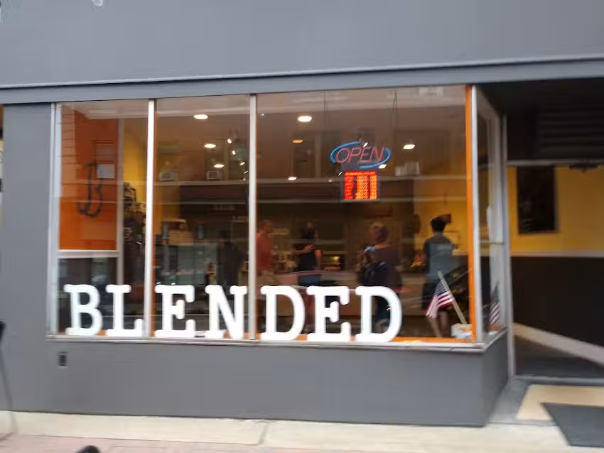 Blended: Smoothie and Juice Caf&eacute;