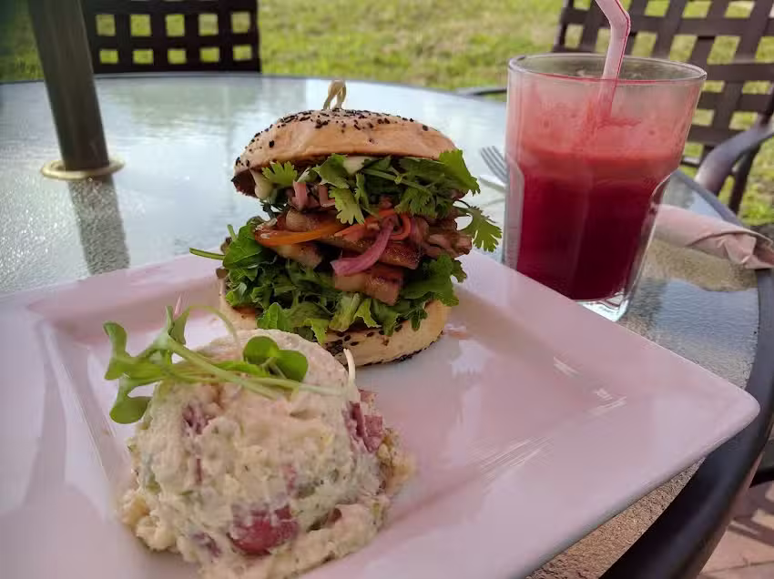 Earth&rsquo;s Harvest Kitchen & Juicery