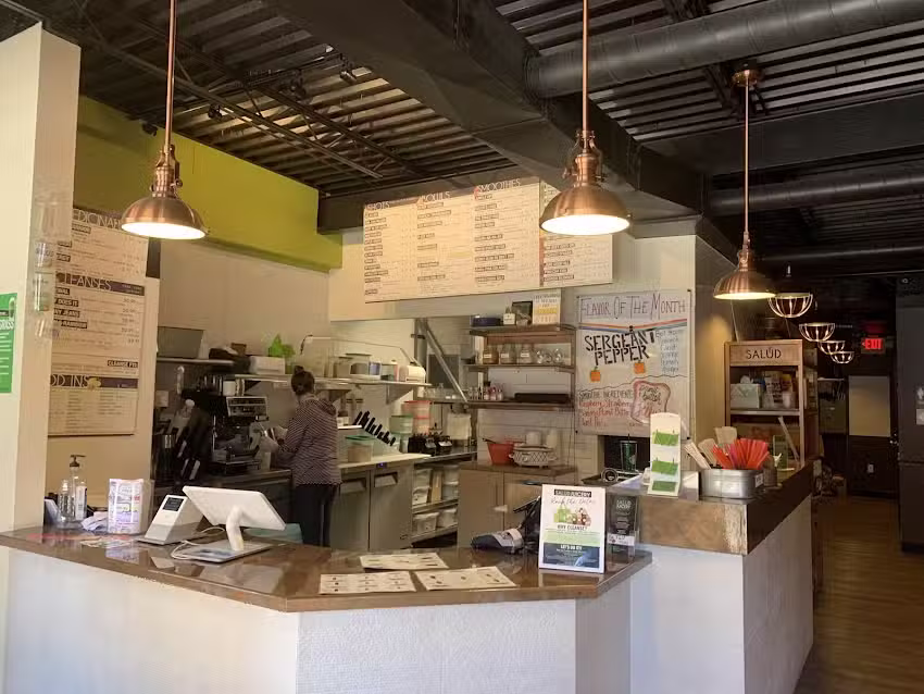 Sal&uacute;d Juicery at State College